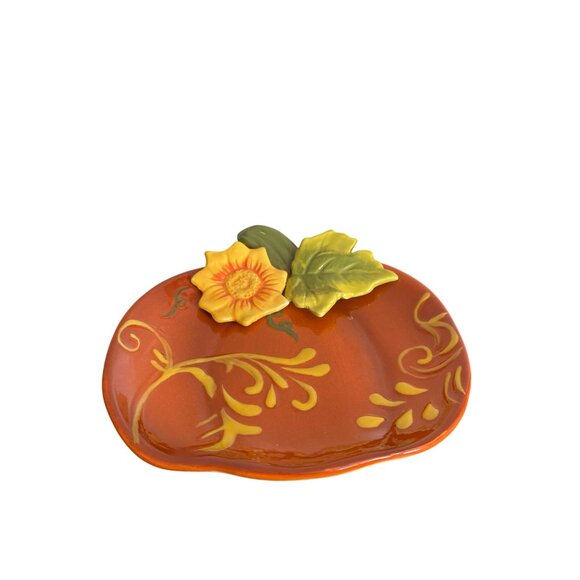 Ceramic Pumpkin-Shaped Plate With Embossed Sunflower & Leaf Design - Picture 6 of 11